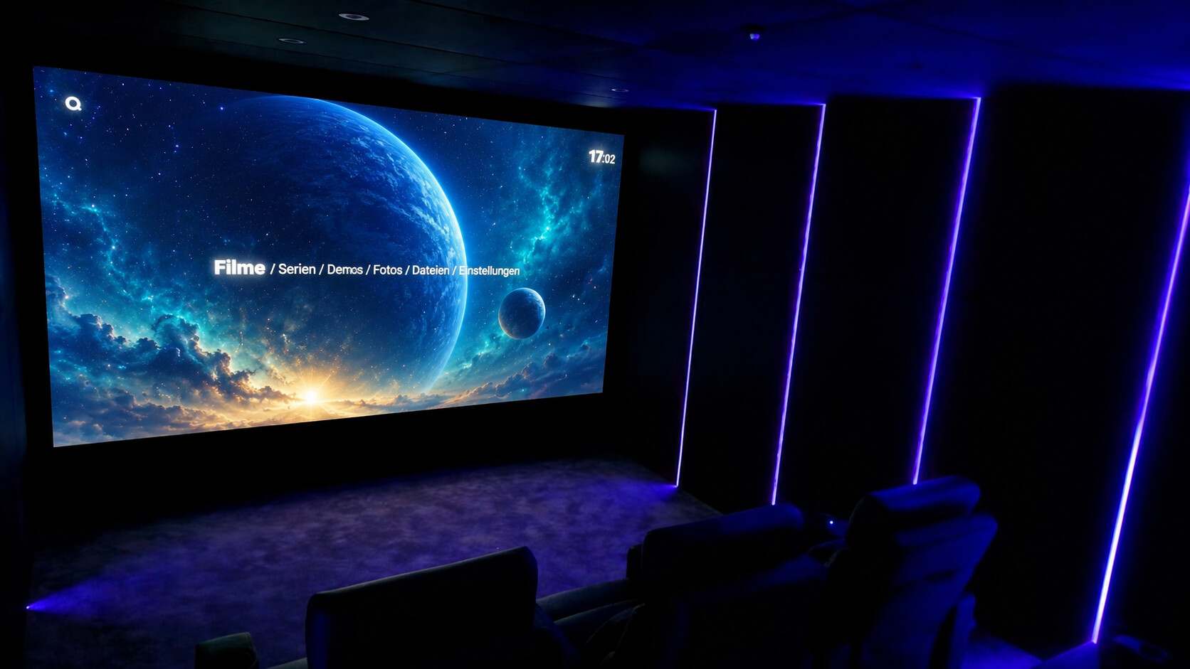 Leinwand und Sitzreihen im abgedunkelten Kinosaal mit LED-Lichtlinien