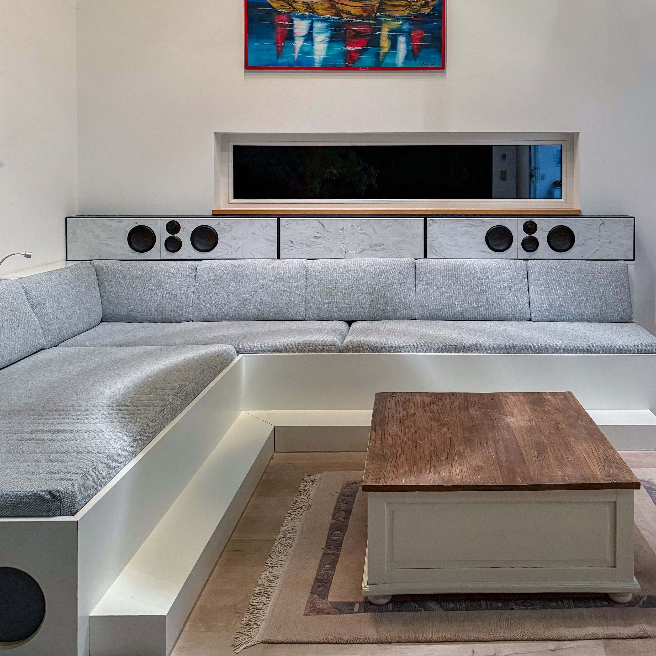 Front-Stereo-Lautsprecher mit Accuton-Bestückung, bündig in der Wand