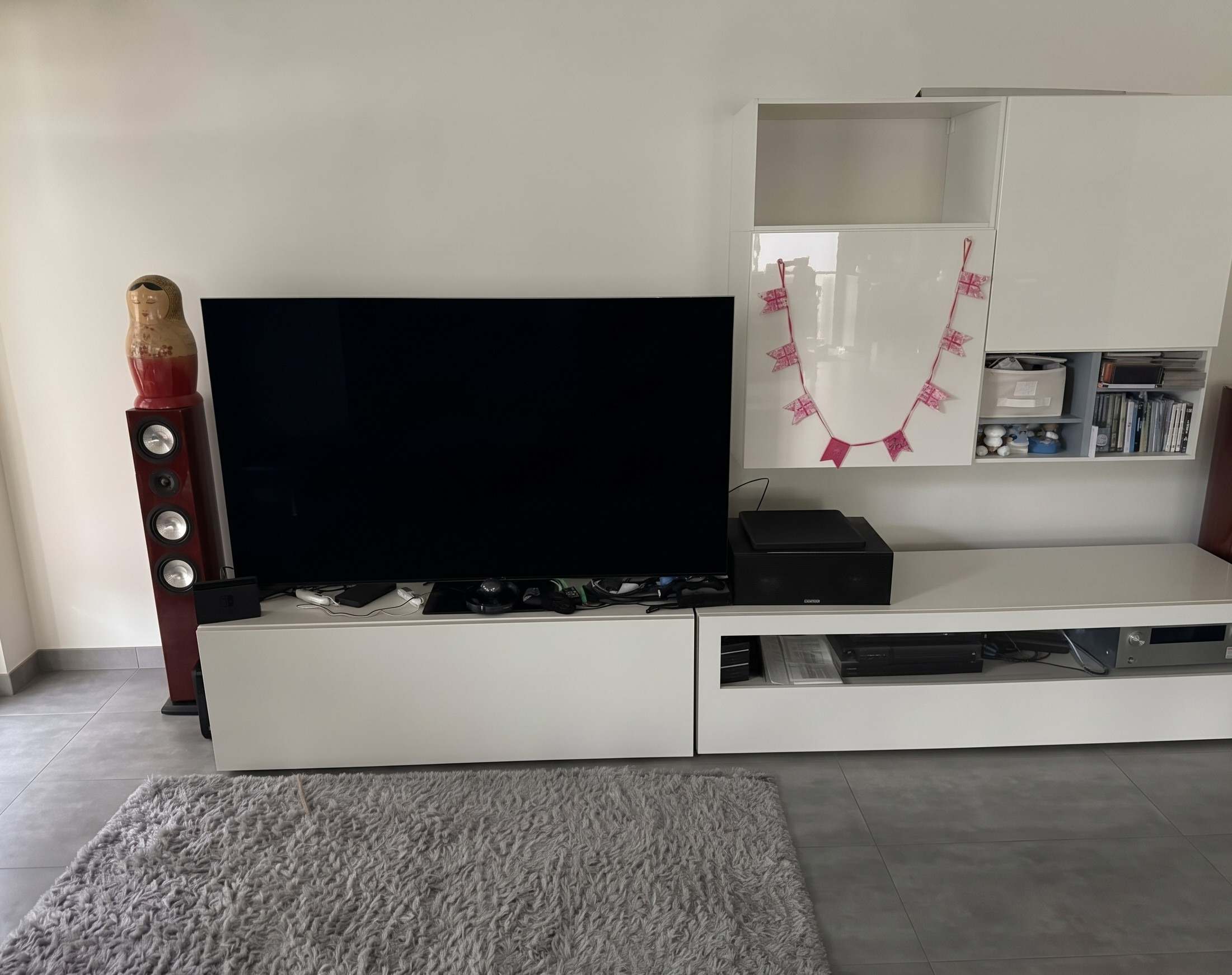 Wohnzimmer vorher mit sichtbarer Technik